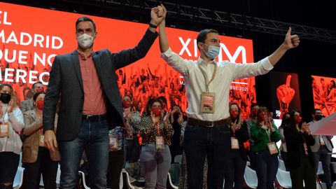 El secretario general del PSOE y presidente del Gobierno, Pedro S�nchez, este s�bado, junto al l�der de los socialistas madrile�os, Juan Lobato, en la inauguraci�n del 14 congreso regional del PSOE de Madrid.