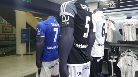 Christian Fernndez acudi a la inauguracin de la nueva Tienda Oficial del Real Oviedo