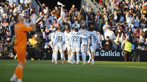 Los jugadores del Celta celebran el gol de Swedberg