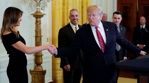 El presidente Donald Trump manda un beso por el aire a su esposa durante un acto el pasado mes de diciembre