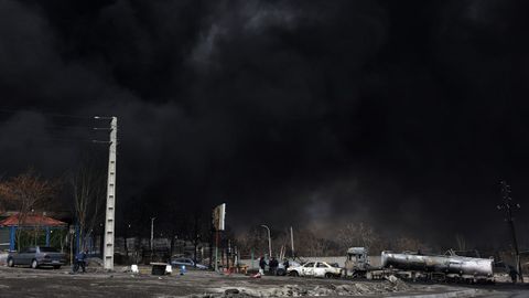 Aspecto del cielo de Teher�n, lleno de humo debido a la combusti�n descontrolada de hidrocarburos. 