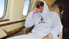 El cantante colombiano Kevin Roldán posa en su jet privado.