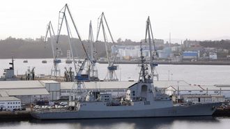 Una de las fragas de la serie F-100, en los muelles del Arsenal de Ferrol