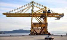 En la fotograf�a, vista de las dos gr�as de muelle de la terminal de contenedores.