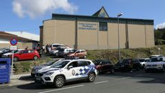Una patrulla de la Polic�a Local de Santiago, ayer, a la hora de la salida del colegio en el Divino Maestro
