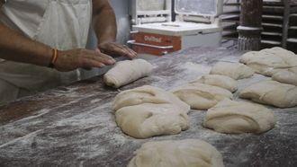 Elaboraci�n de pan en una foto de archivo.
