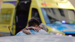 Vecinos abraz�ndose tras el incendio en la Avenida da Concordia de A Coru�a