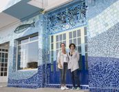 Paulina y Rosal�a, responsables del Hotel Langosteira, reformado con madera y cer�mica. 