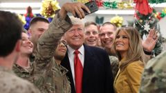 Trump y Melania se fotografiaron con los soldados de la base a�rea Al Asad, en Irak