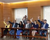 Los representantes socialistas votando en el reciente pleno de investidura en Viveiro. 