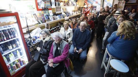 P�blico asistente � actividade literaria da taberna cultural A Despensa do Saa, de Lugo
