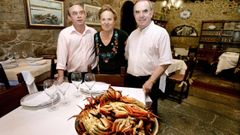 Jos Mara Fresco, con su madre, Dolores Bveda, y su to Agustn, en una imagen tomada en el 2008 en el restaurante Lolia