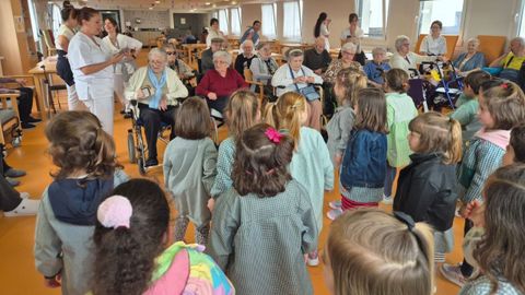 Alumnos del Parque Infantil de Oviedo en la residencia del ERA del Naranco