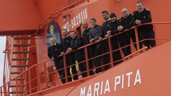 Tripulantes del Mar�a Pita en el puerto de A Coru�a, donde permanece atracado el buque de Salvamento Mar�timo
