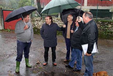 Crespo y Rodrguez visitaron ayer obras de aglomerado en Praduxao.
