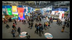 Expositores de varias instituciones en la feria de turismo Fitur. La Administraci�n p�blica, junto a la hosteler�a, son los sectores con que cargan con la mayor demora en el pago a proveedores.