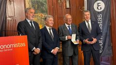El decano del Colegio de Economistas de A Coru�a, Jos� Canalejas; el rector de la UDC, Ricardo Cao; Gonz�lez Laxe y el presidente del Colegio de Economistas de Espa�a, Miguel V�zquez Ta�n.