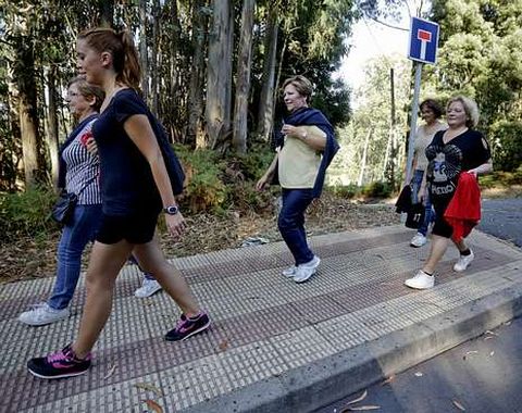 Numerosos vecinos hicieron ayer a pie la ruta hasta Cai�n. 