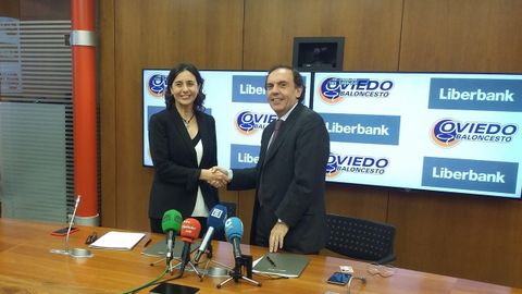 La directora de Relaciones Institucionales y Comunicaci�n de Liberbank, Ana Echenique, y el presidente del Oviedo Club Baloncesto, Fernando Villabella