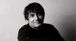 <span lang= es-es >Totalmente hecho a mano</span>. Arturo �lvarez produce desde su sede de Vedra -�un taller de alta costura�- piezas de iluminaci�n que vende en 50 pa�ses de todo el mundo. Arriba, a la derecha, una l�mpara colgante de vidrio de la serie Vento, uno de los primeros dise�os.