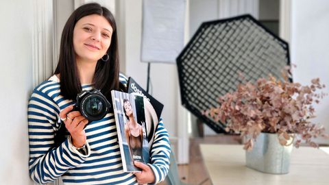 La viguesa Sof�a Solveira, fot�grafa, directora creativa, cofundadora y directora de la revista de artesan�a Dostres, en su estudio con los dos primeros n�meros de la publicaci�n.