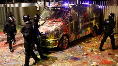 Varios mossos revisan la furgoneta llena de pintura que hab�an estacionado frente a la Conseller�a de Interior