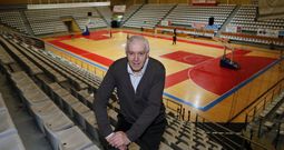 Casimiro Obispo en el pabell�n de As Travesas, donde juega al baloncesto habitualmente. 