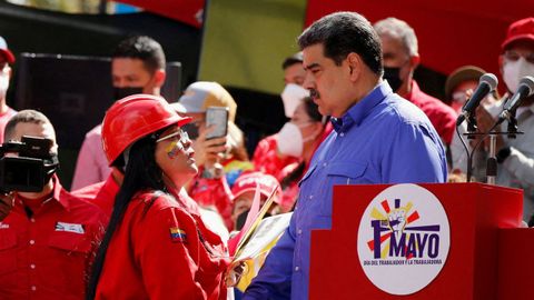 Nicols Maduro saluda a una trabajadora de la petrolera PDVSA el Primero de Mayo