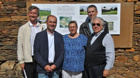 De izquierda a derecha, el arquitecto Carlos Montaa, el alcalde de O Incio, Hctor Corujo; la esposa de Danny Ray Portilla, Elena Carralero; el constructor Francisco Gmez; y Danny Ray Portilla 