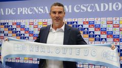 El nuevo entrenador del Oviedo, Luis Carrin, posa con una bufanda del club durante su presentacin oficial