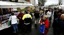 Un polic�a municipal en el mercadillo en una imagen de archivo.
