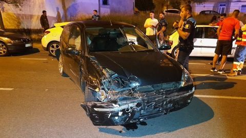 El coche se estrell contra seis vehculos en la ra das Fontes