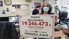Amalia L�pez Tuya posa junto al cartel del billete premiado
