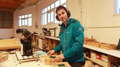 El carpintero utiliza como materia prima para sus creaciones restos de madera de las bateas.