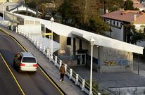 El proyecto incluye el derribo de la nave de la derecha y de la cubierta que la une con los locales. 