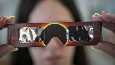 Las gafas homologadas son un imprescindible para observar el eclipse con seguridad