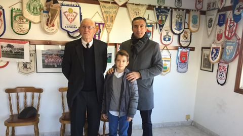 Jos� Peregrino Fern�ndez,  Tat� , junto a su nieto Manu y su hijo Nacho, los tres, jugadores del Arousa, durante el anuncio del primero como padrino del Torneo Internacional Benxam�n Cidade de Vilagarc�a en la sala de trofeos del club arlequinado