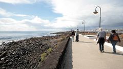 Paseo mar�timo en la localidad tur�stica de Costa Teguise (Lanzarote)
