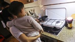 A oscuras�y con dificultades para cocinar, sin agua caliente para el aseo diario, con la imposibilidad de poner la lavadora o encender el televisor. Son algunas de las consecuencias del corte de suministro el�ctrico para la vida diaria de esta mujer y sus dos hijos menores, a la espera de una alternativa habitacional