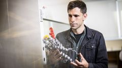 César de la Fuente sostiene la reconstrucción en 3D del proteoma de un mamut