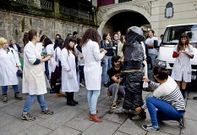 Alumnos de la Escola de Restauraci�n, el pasado octubre, cuando taparon esculturas.
