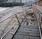 <span lang= es-es >Balance de da�os en las playas</span>. Sanxenxo encarg� ayer un balance para evaluar los da�os en sus playas, como la de la imagen (Caneli�as), donde el mar se llev� la pasarela y la torre de vigilancia.