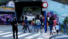 El acceso al colegio se hace por un t�nel debajo de la autopista, donde las aceras son escasas.