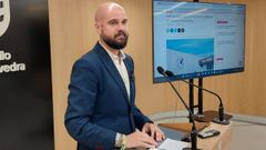 El portavoz del PSOE, Ivn Puentes, ante un pantallazo que recoge las declaraciones de Luisa Fernndez
