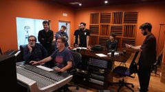 Joaqun Pascual y Carlos Hernndez escuchando las tomas con el grupo.