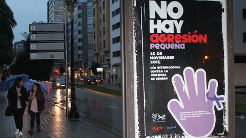 Un mupi con el cartel de la campa�a No Hay Agresi�n Peque�a en la carretera de la Costa de Gij�n