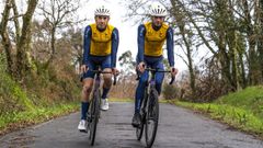 Luke Valenti y Jort Docks, con el maillot del Padron�s Cortizo