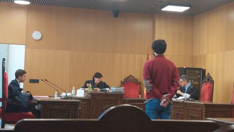 El acusado acept� los hechos y la pena propuesta, y manifest� su conformidad en el Juzgado de lo Penal 1 de Ourense.