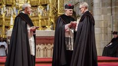 En el centro, el nuevo de�n de la catedral, Jos� �ngel Feij�� Mir�n
