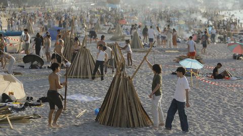 Las montaas de lea cogen forma en los arenales de A Corua